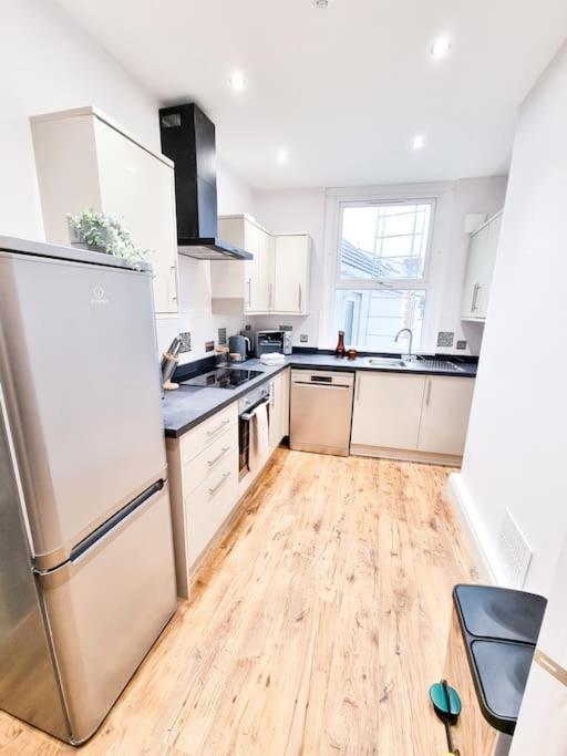 Stunning Flat Close To Beach Swansea Luaran gambar
